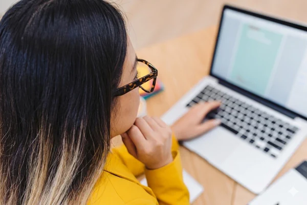 EVA Yun-Tyng SUN Conseillère en gestion de patrimoine Constituer et rentabiliser votre épargne / Réduire vos impôts / Préparer votre retraite et votre transmission / Sécuriser votre avenir et celui de vos proches / Créer des revenus complémentaires / Financer vos projets